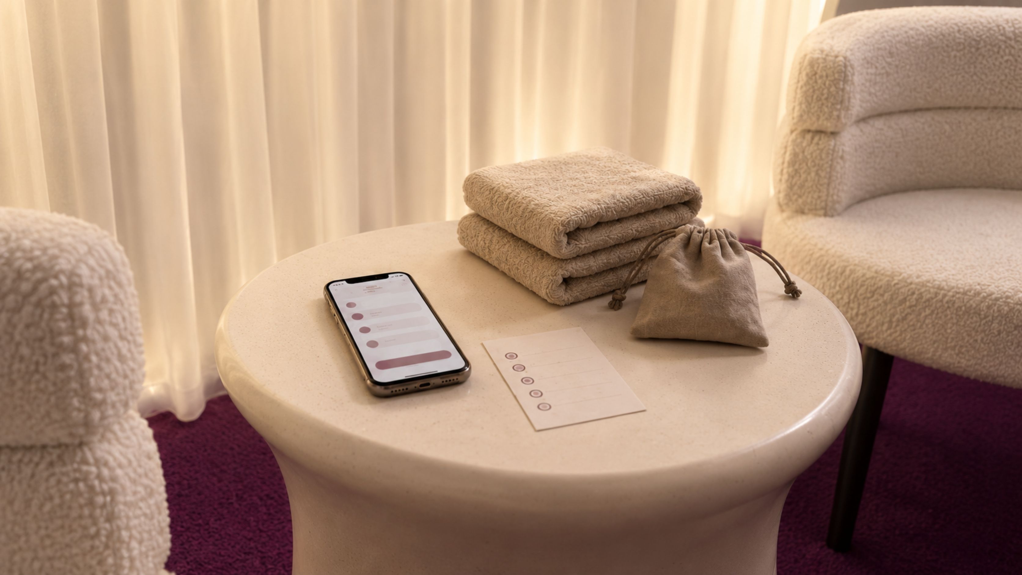 ご利用前の確認事項とタオルを置いたラウンジテーブル