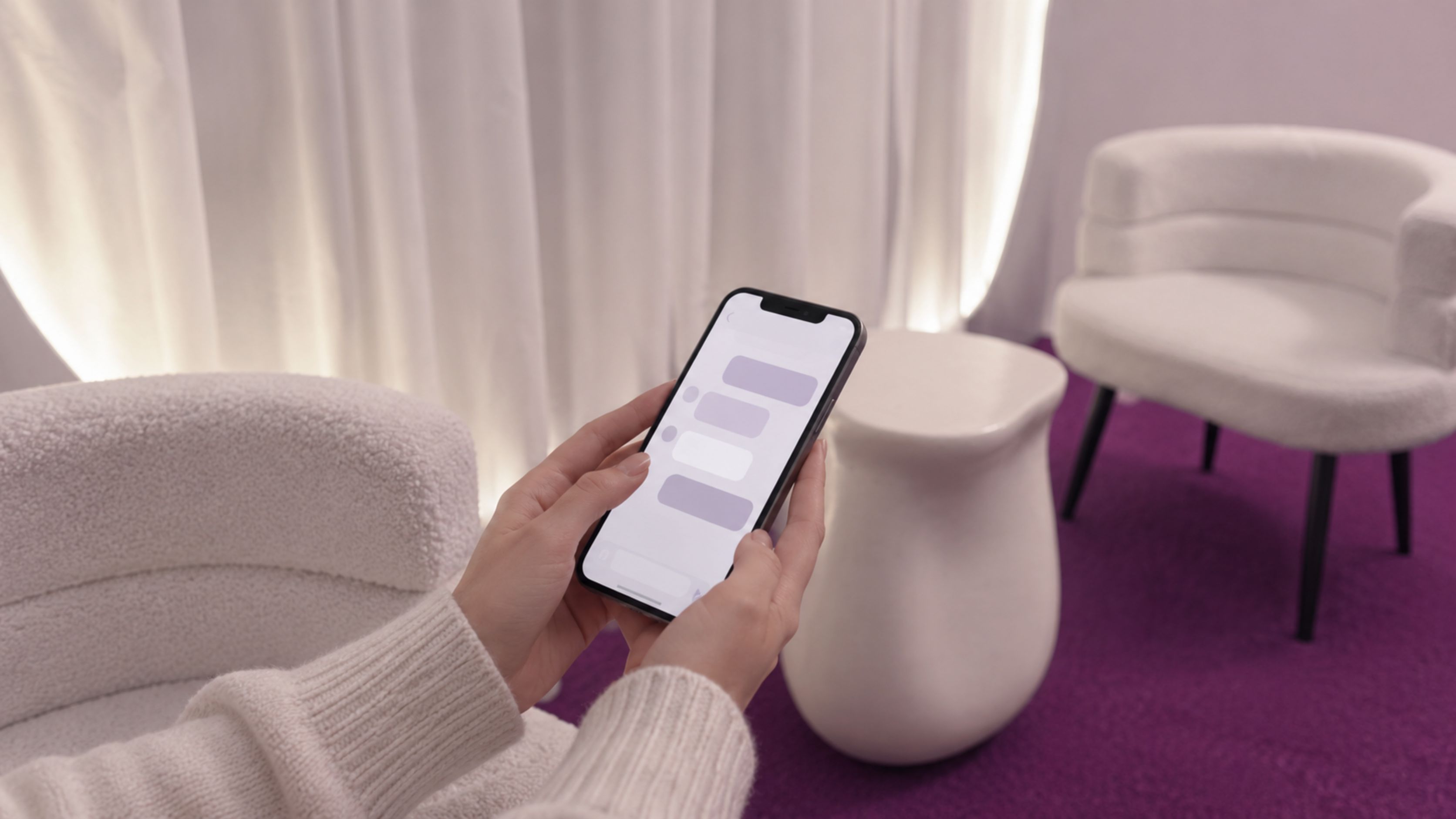 HAKUのラウンジでスマートフォンから連絡する様子